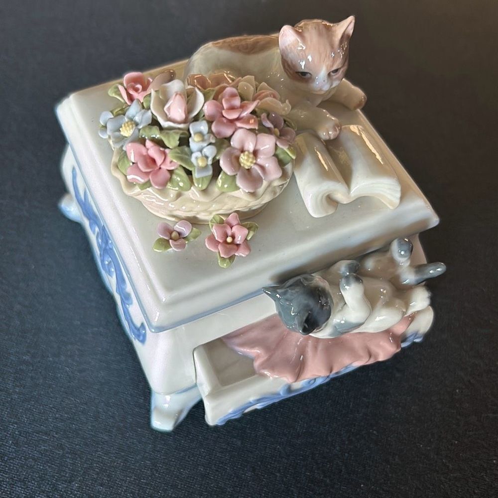 Porcelain Kitten Music Box